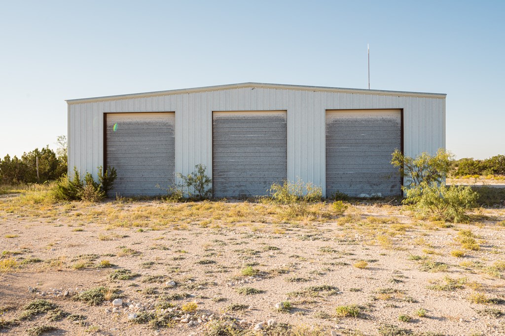 000 2400 Property Photo 9
