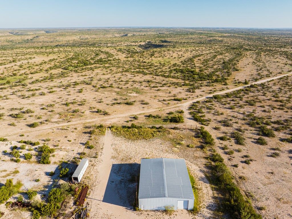 000 2400 Property Photo 18