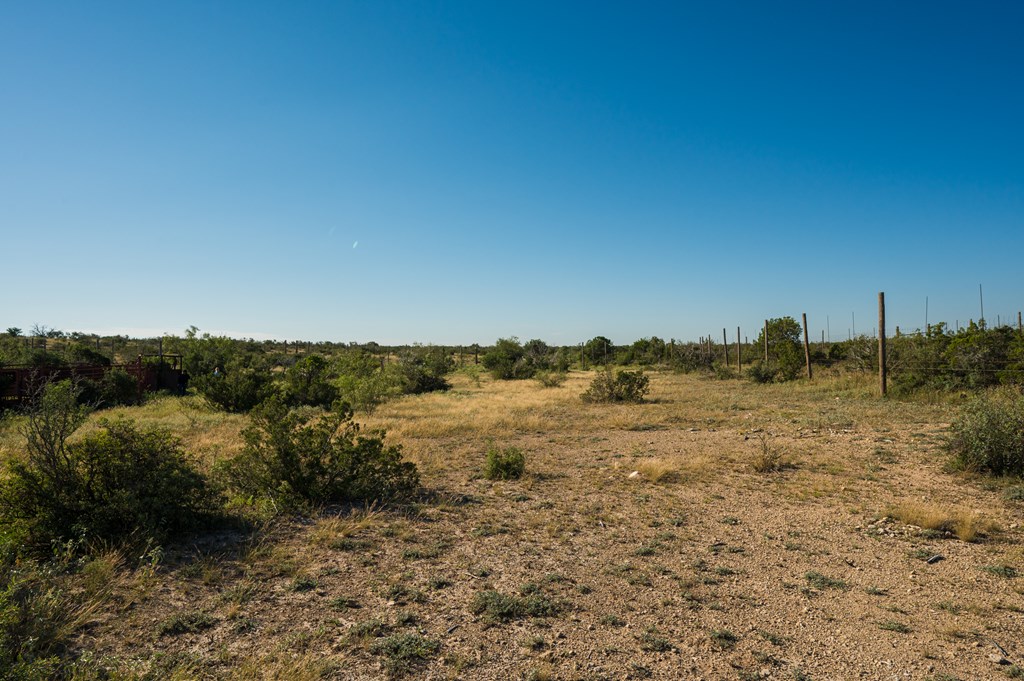 000 2400 Property Photo 22