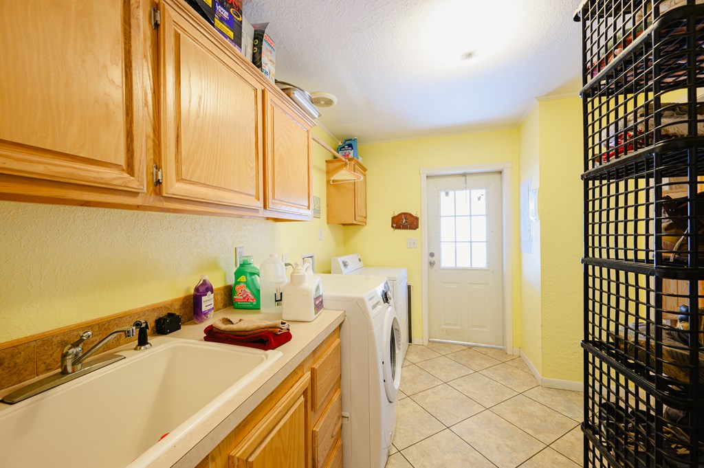 000 2400 Property Photo 38