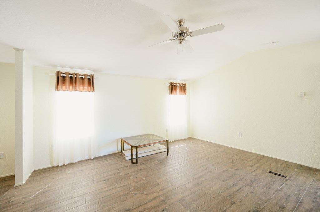 000 2400 Property Photo 45