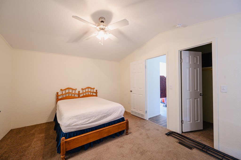 000 2400 Property Photo 48