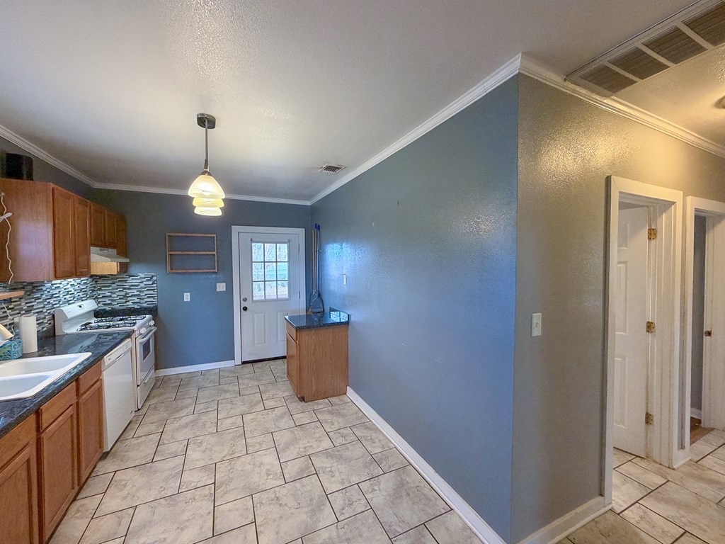 400 S 1st Property Photo 11
