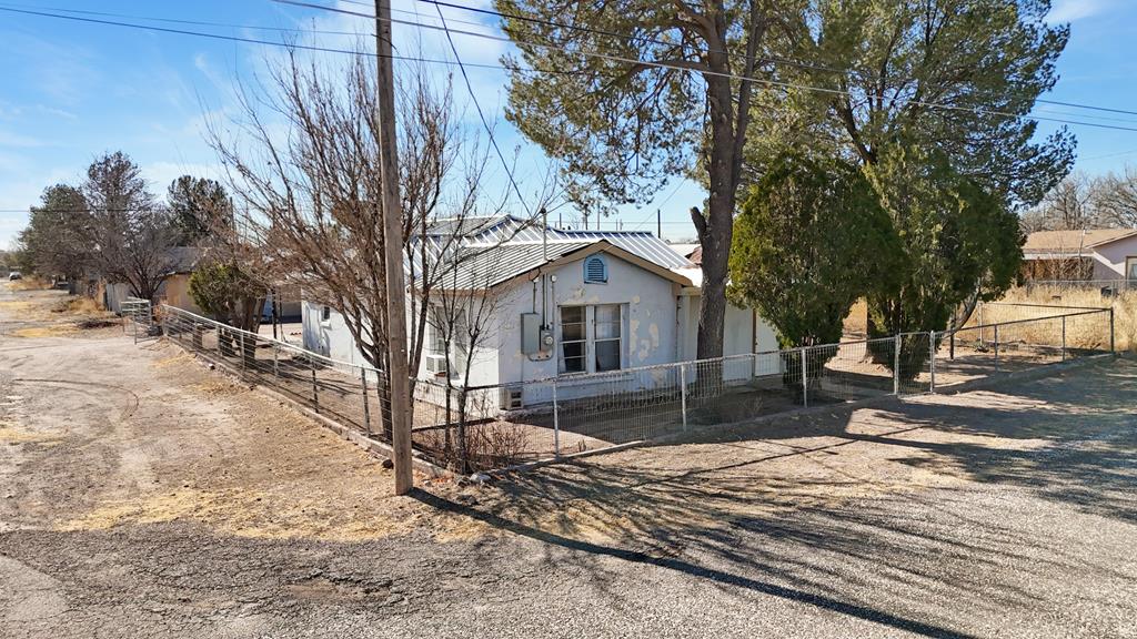 610 E Columbia St Property Photo 1