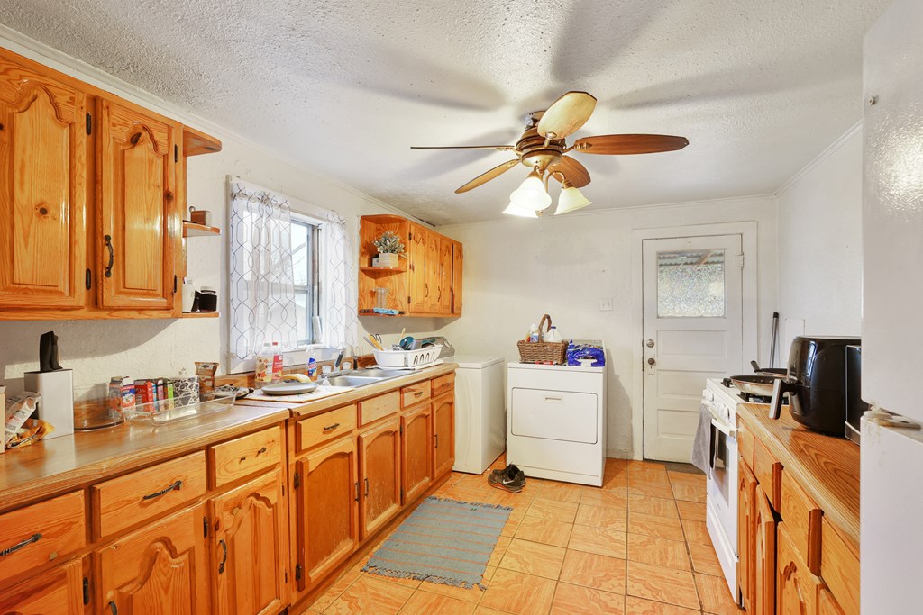 610 E Columbia St Property Photo 5