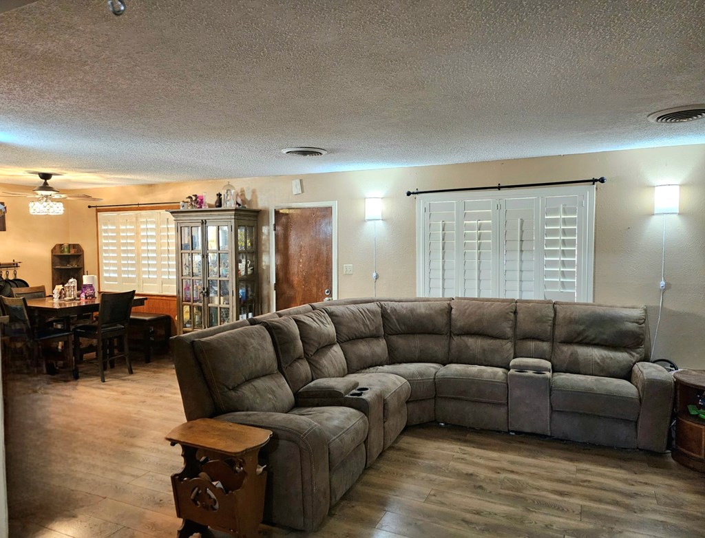 517 E Harriet Property Photo 4