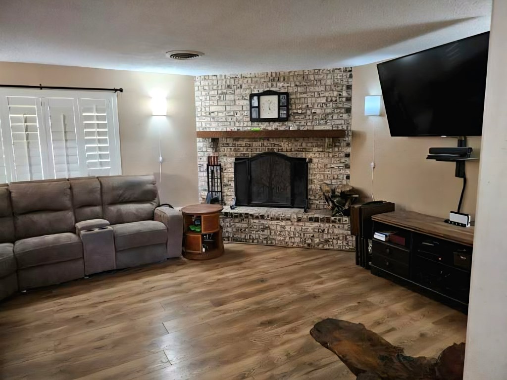 517 E Harriet Property Photo 5