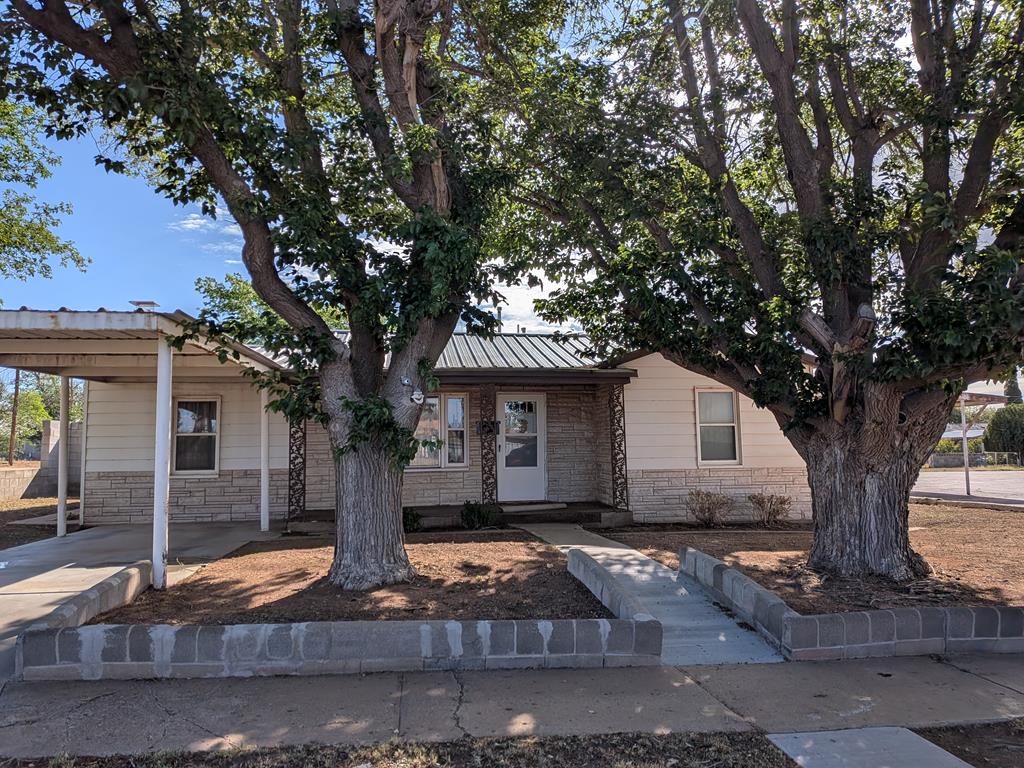 910 Ne 4th Place Property Photo 1