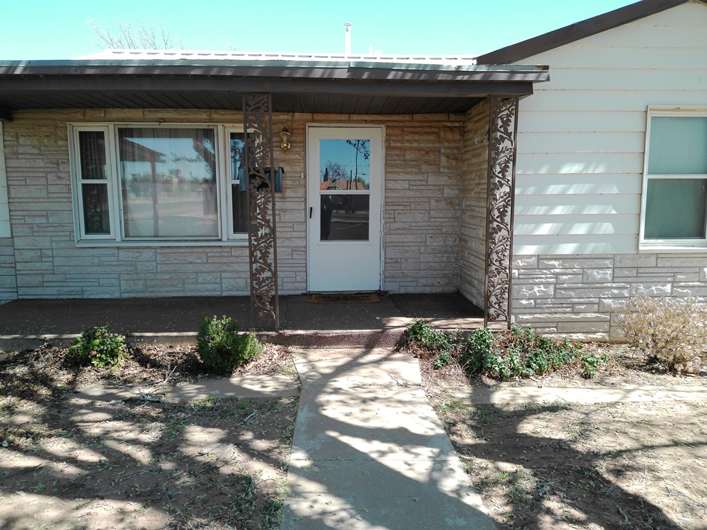 910 Ne 4th Place Property Photo 2