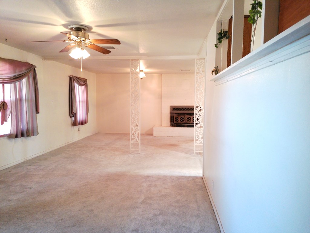 910 Ne 4th Place Property Photo 3