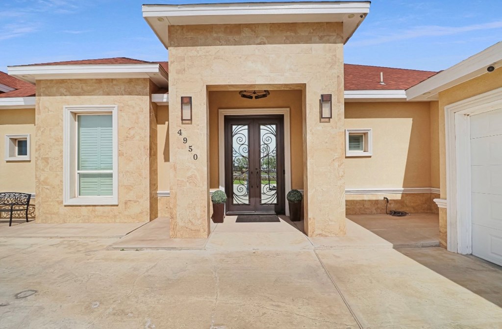4950 N Cypress Ave Property Photo 4