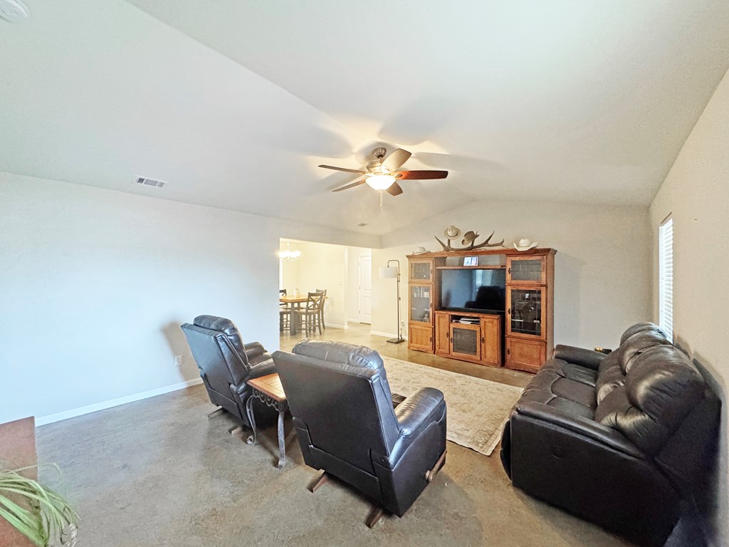 606 E Brown St Property Photo 4