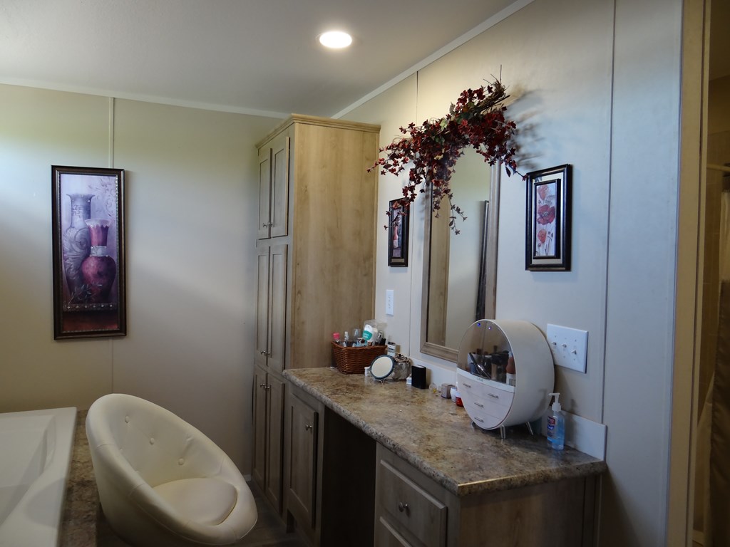 907 N Peach Property Photo 3