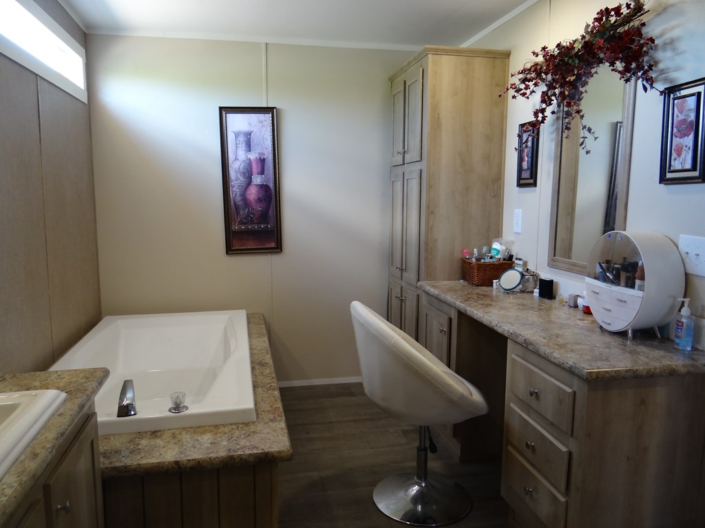 907 N Peach Property Photo 4