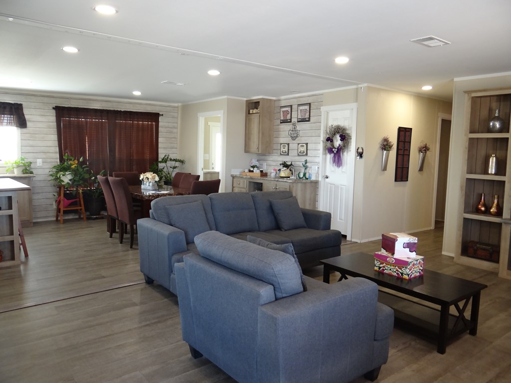 907 N Peach Property Photo 8