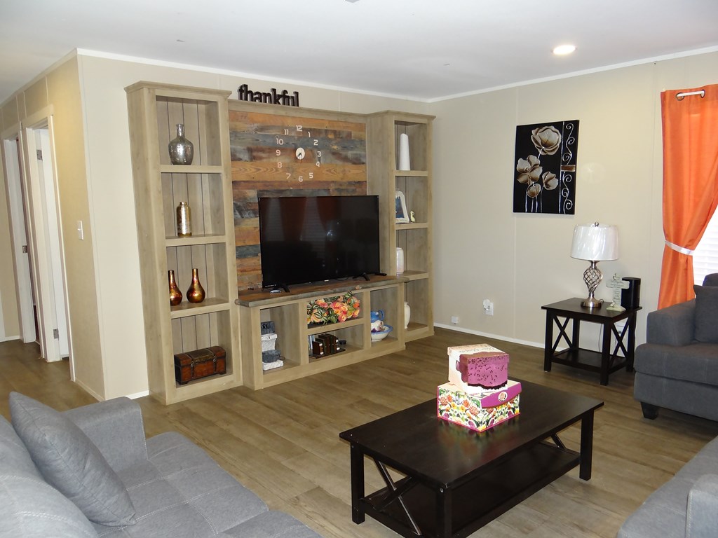 907 N Peach Property Photo 9