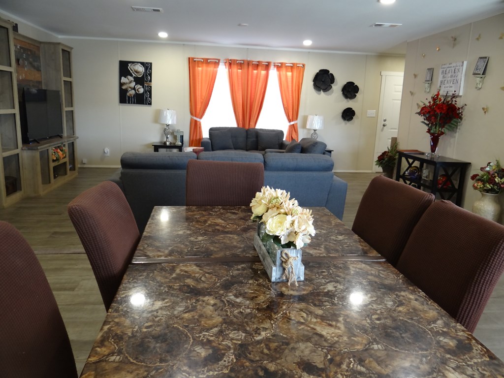 907 N Peach Property Photo 11