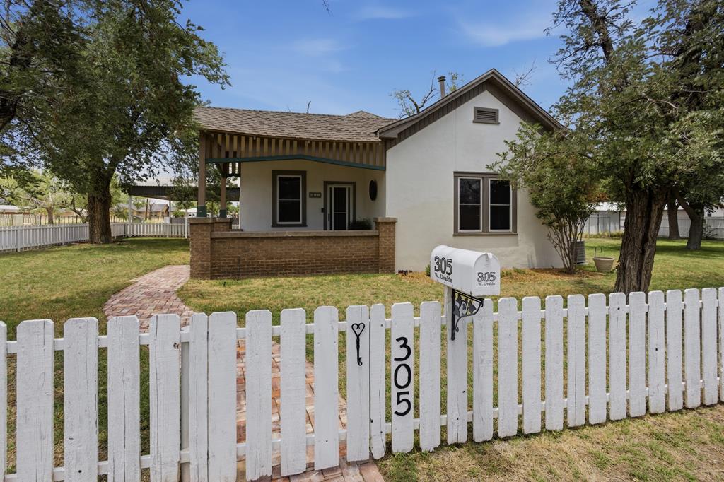305 W Uvalde Property Photo 1