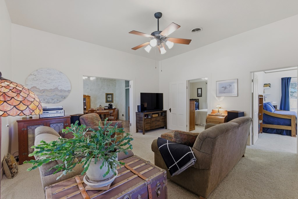 305 W Uvalde Property Photo 2