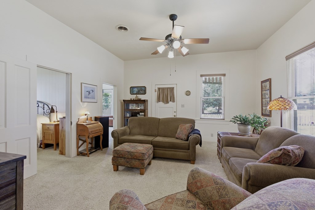 305 W Uvalde Property Photo 4