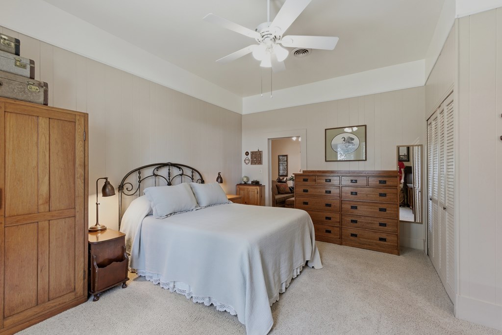 305 W Uvalde Property Photo 11