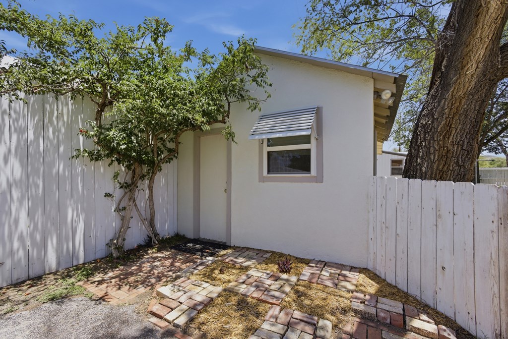 305 W Uvalde Property Photo 19