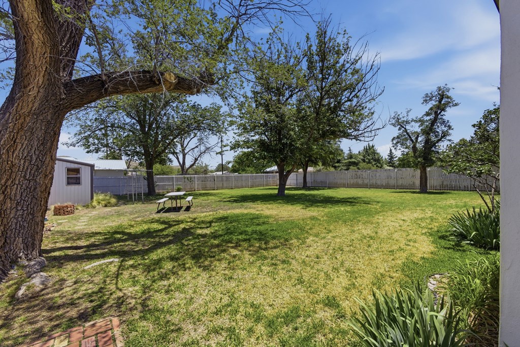 305 W Uvalde Property Photo 21