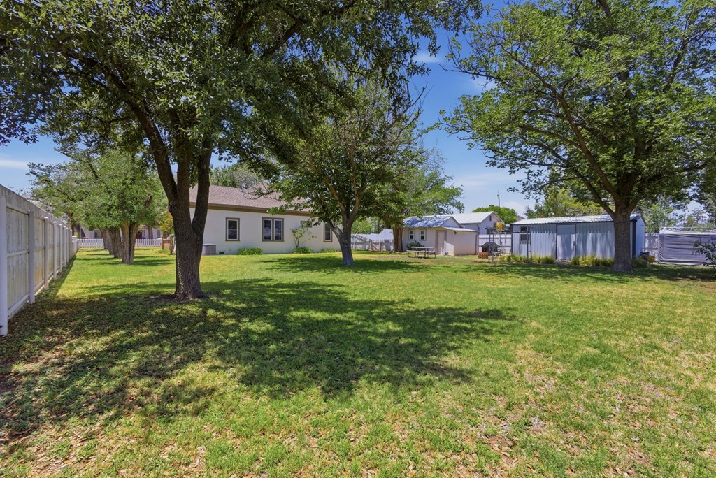 305 W Uvalde Property Photo 22