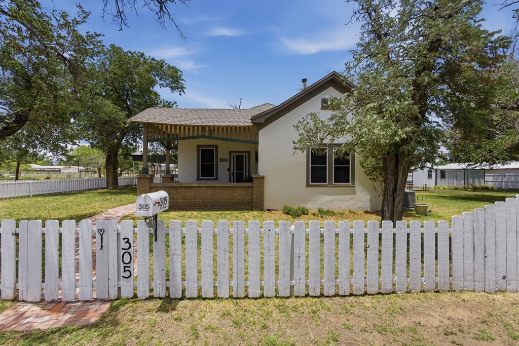 305 W Uvalde Property Photo 24
