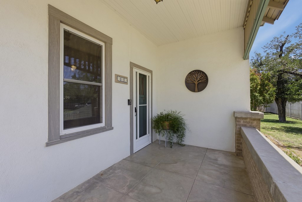 305 W Uvalde Property Photo 26