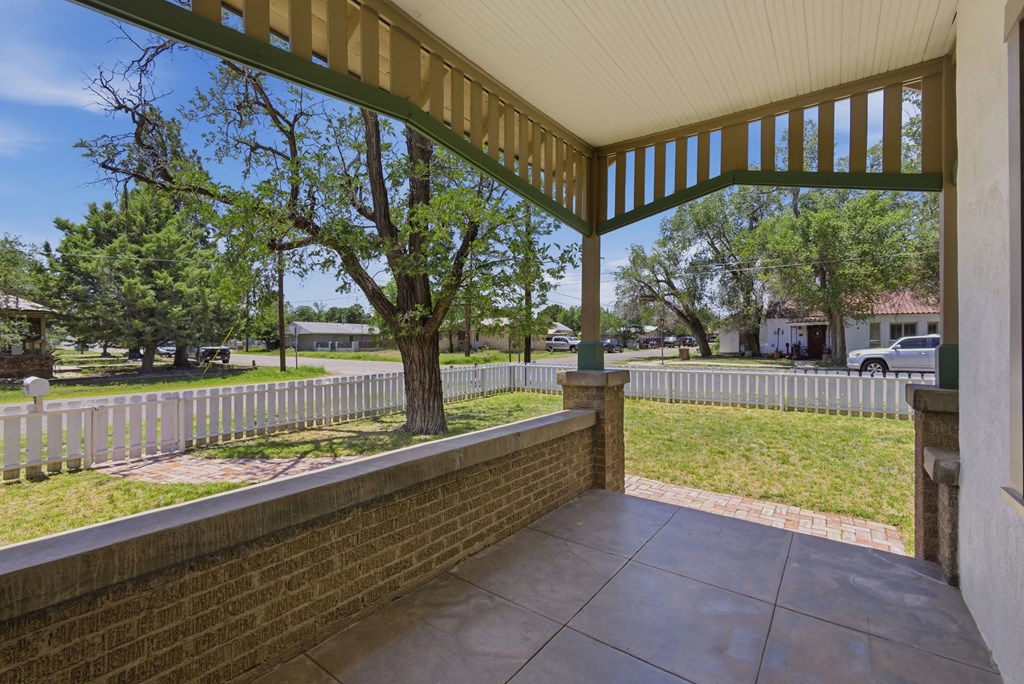 305 W Uvalde Property Photo 27