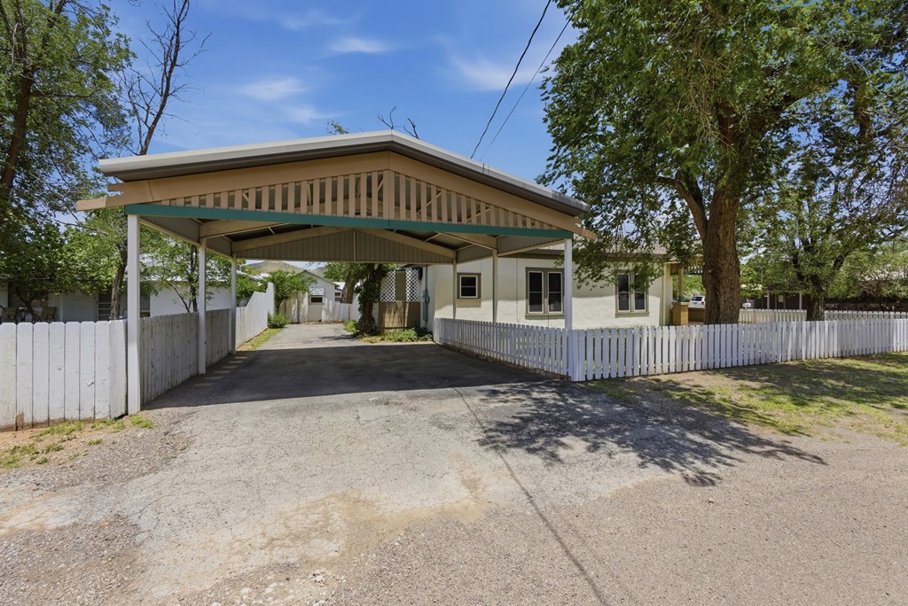 305 W Uvalde Property Photo 28