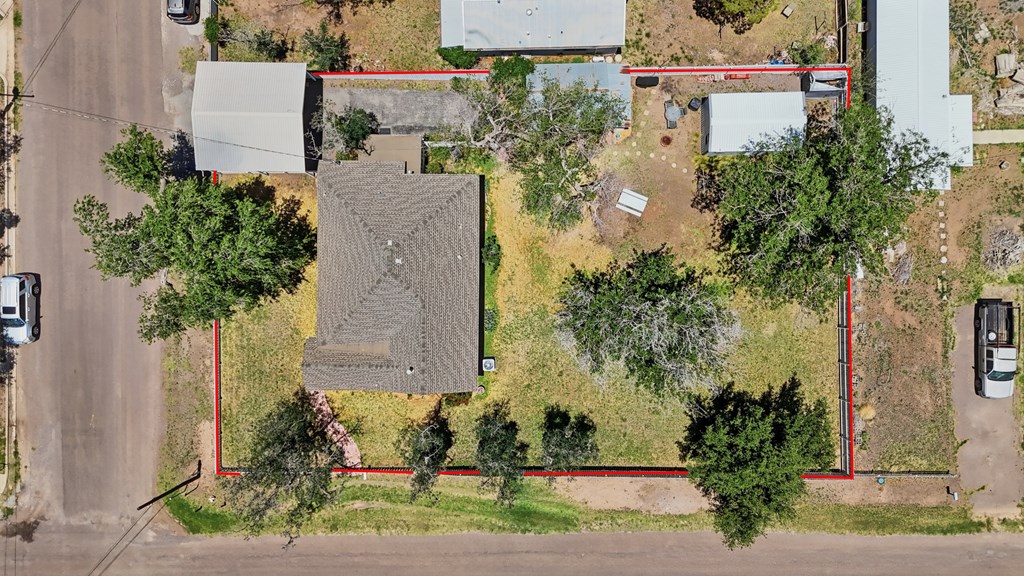 305 W Uvalde Property Photo 33