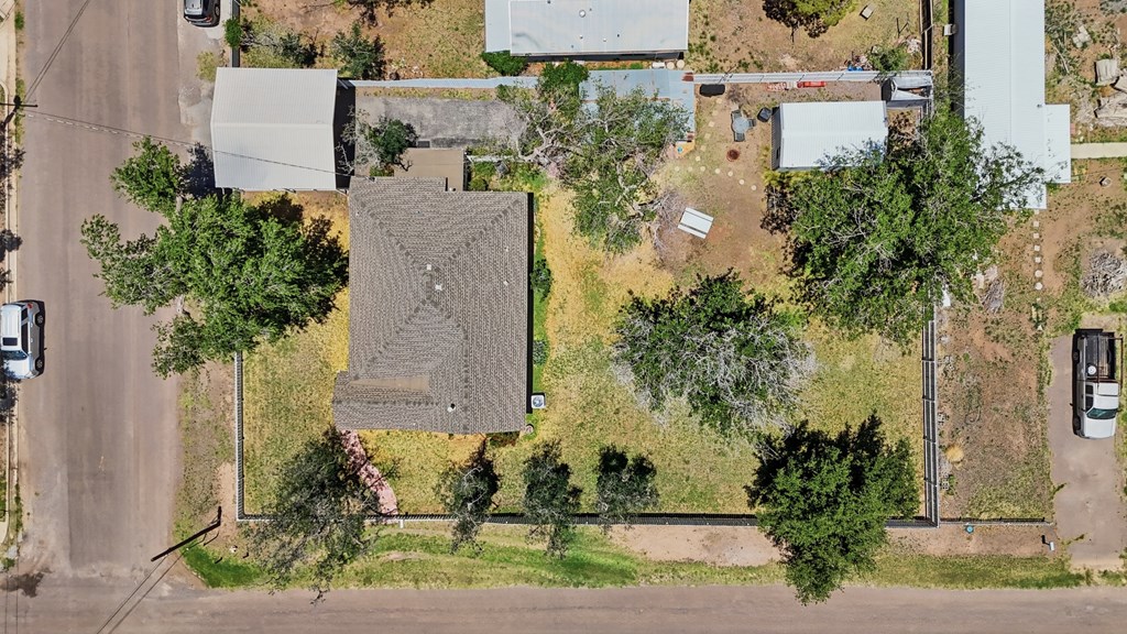 305 W Uvalde Property Photo 38