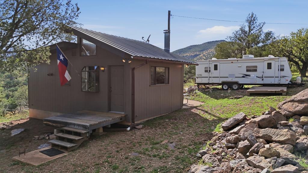 210 Yellow Knife Trail Property Photo 1