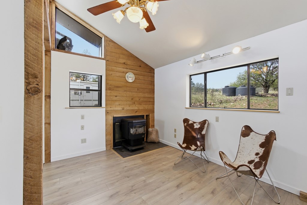 210 Yellow Knife Trail Property Photo 6