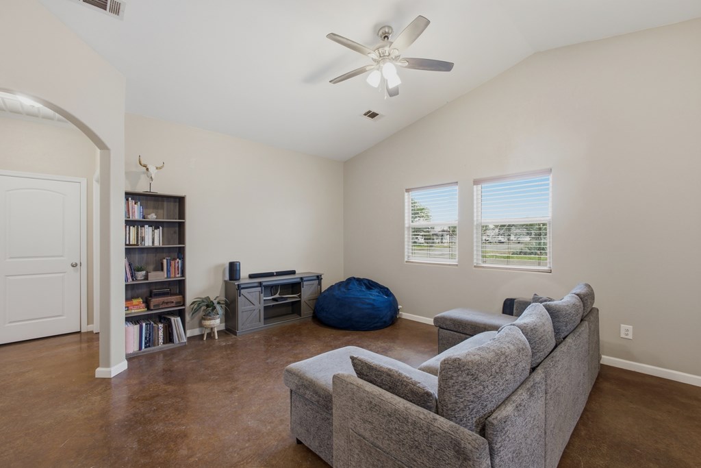 1601 W Uvalde Property Photo 3