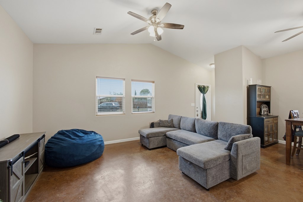 1601 W Uvalde Property Photo 4