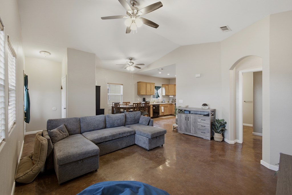 1601 W Uvalde Property Photo 5