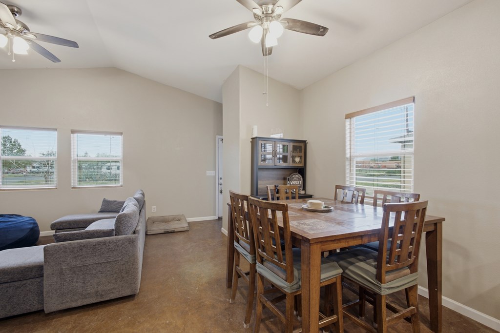 1601 W Uvalde Property Photo 6