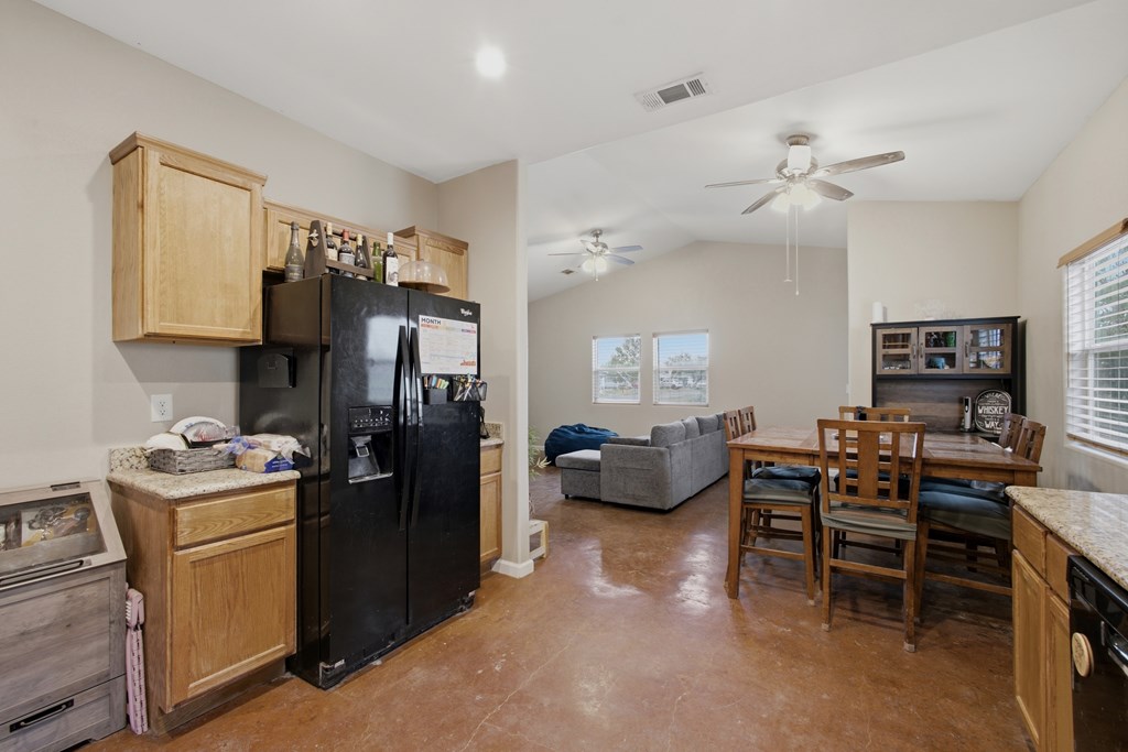 1601 W Uvalde Property Photo 8