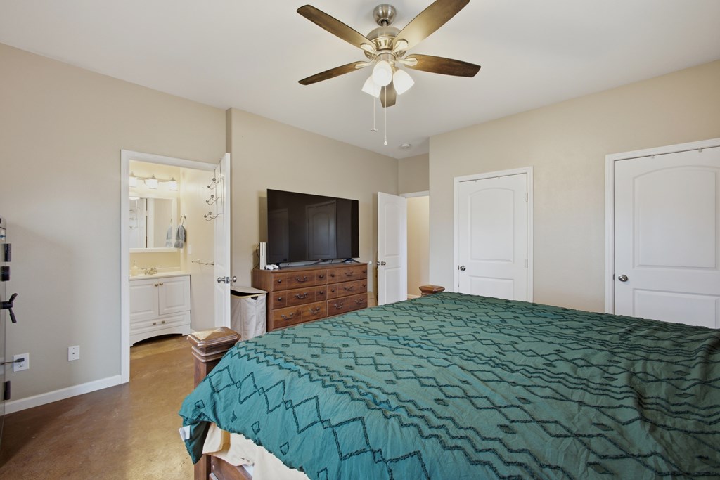 1601 W Uvalde Property Photo 11