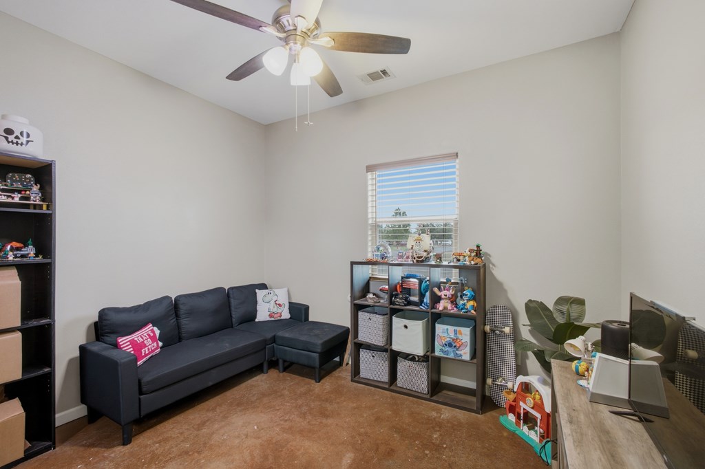 1601 W Uvalde Property Photo 17