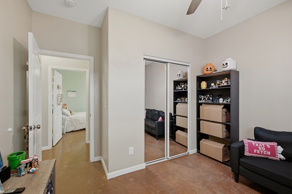 1601 W Uvalde Property Photo 18