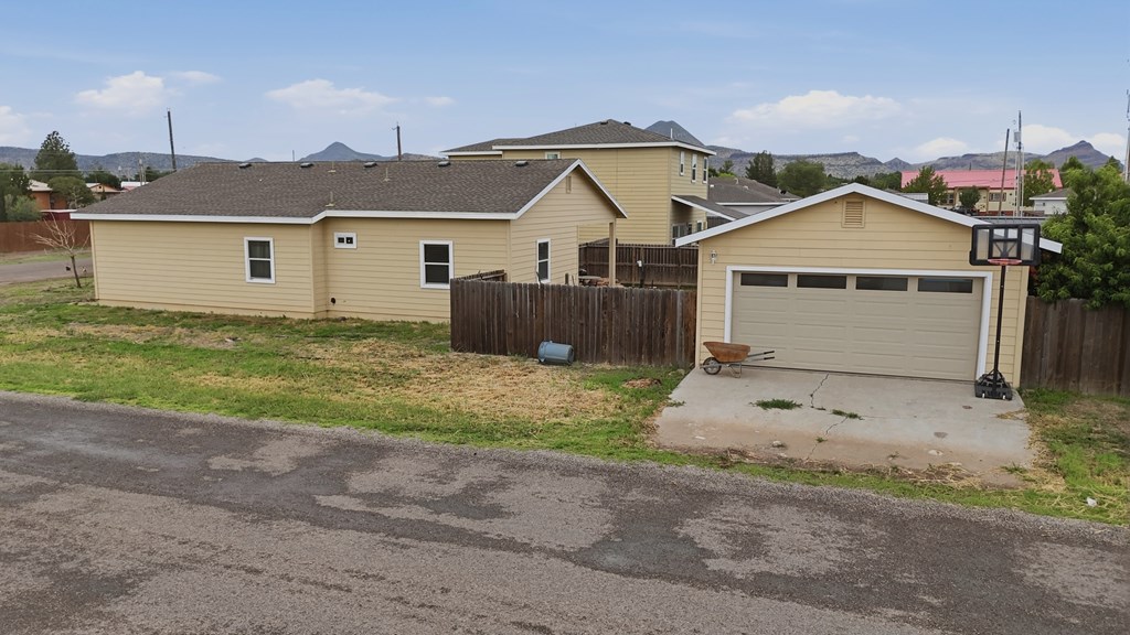 1601 W Uvalde Property Photo 25