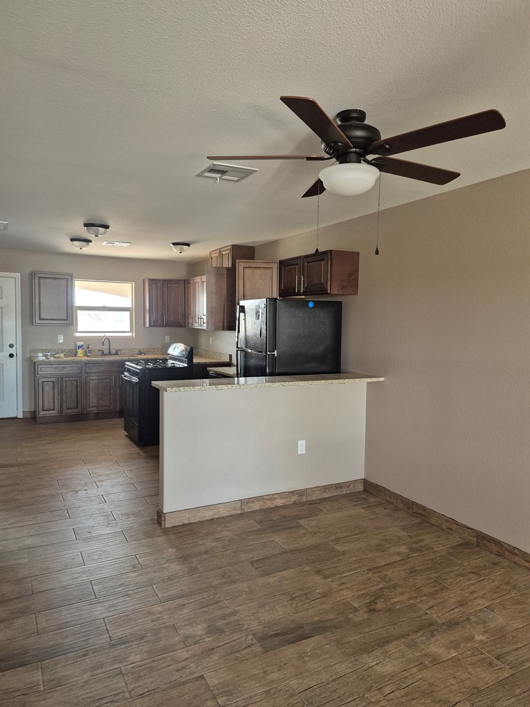 700 Austin St Property Photo 5