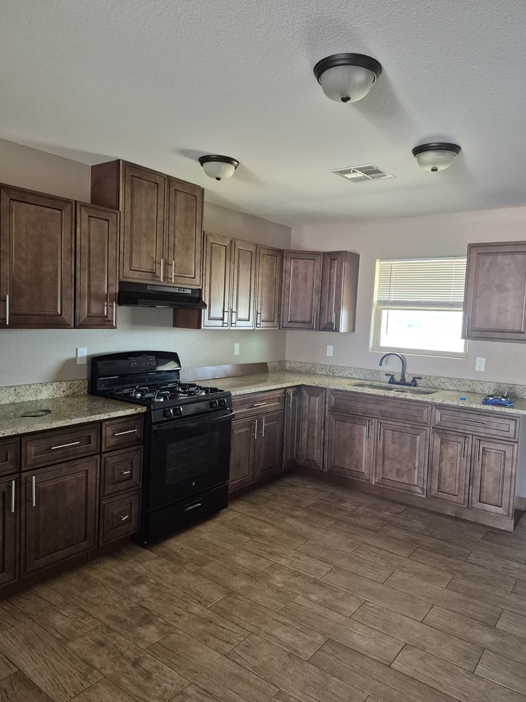 700 Austin St Property Photo 6