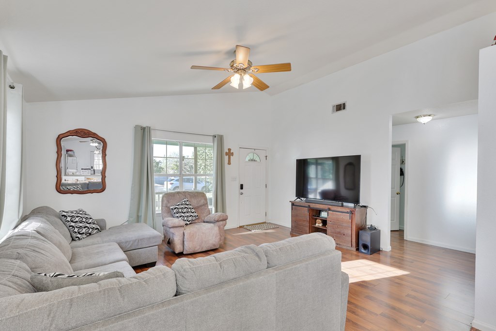 1006 W Del Rio St Property Photo 4