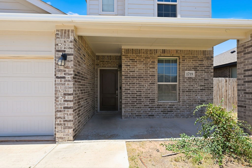 1719 Twin Falls Dr Property Photo 3