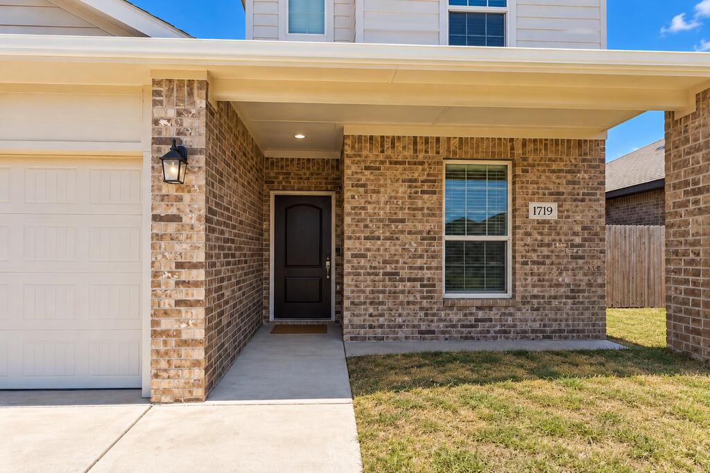 1719 Twin Falls Dr Property Photo 3